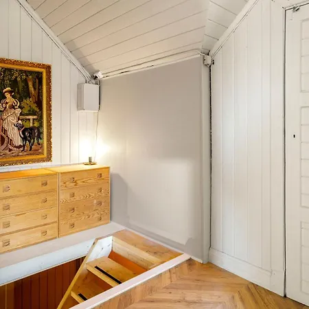 Casa de Férias Sentrumsnaer, Tiltalende Enebolig Med Nyoppusset Bad, Carport, Sommerstue, 4 Soverom *