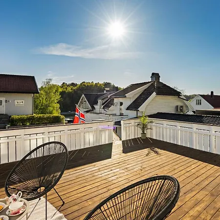 Sentrumsnær, Tiltalende Enebolig Med Nyoppusset Bad, Carport, Sommerstue, 4 Soverom Vakantiehuis Arendal