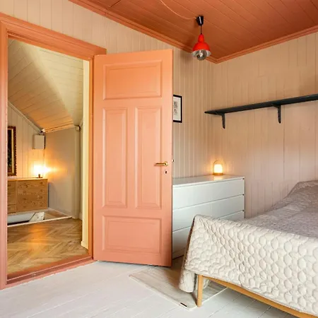 Dom wakacyjny Sentrumsnaer, Tiltalende Enebolig Med Nyoppusset Bad, Carport, Sommerstue, 4 Soverom Arendal