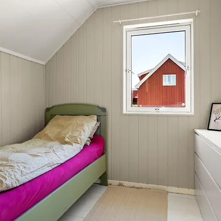 Sentrumsnaer, Tiltalende Enebolig Med Nyoppusset Bad, Carport, Sommerstue, 4 Soverom * Arendal