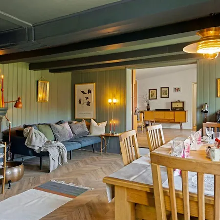 Vakantiehuis Sentrumsnær, Tiltalende Enebolig Med Nyoppusset Bad, Carport, Sommerstue, 4 Soverom *