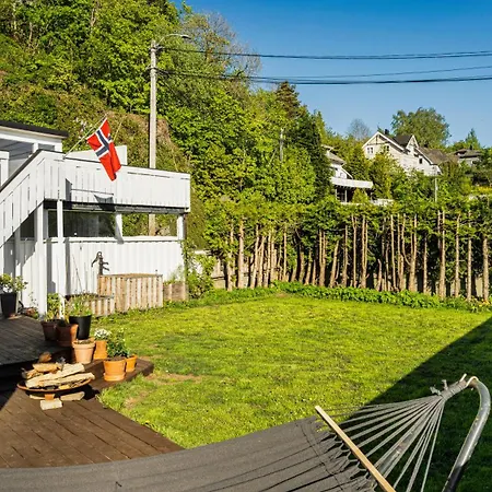 Sentrumsnær, Tiltalende Enebolig Med Nyoppusset Bad, Carport, Sommerstue, 4 Soverom Arendal