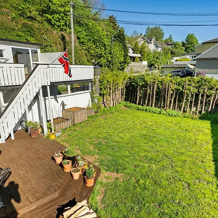 Sentrumsnær, Tiltalende Enebolig Med Nyoppusset Bad, Carport, Sommerstue, 4 Soverom * Arendal