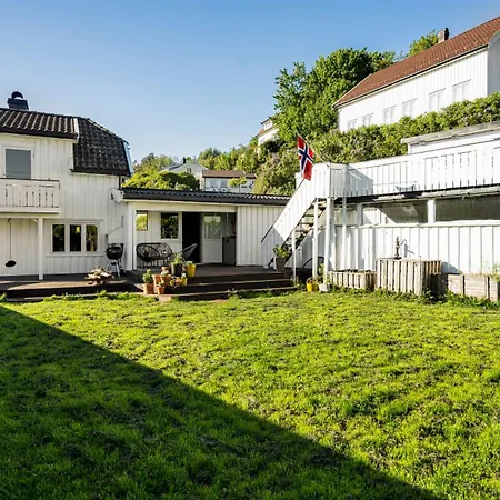 Dom wakacyjny Sentrumsnaer, Tiltalende Enebolig Med Nyoppusset Bad, Carport, Sommerstue, 4 Soverom *