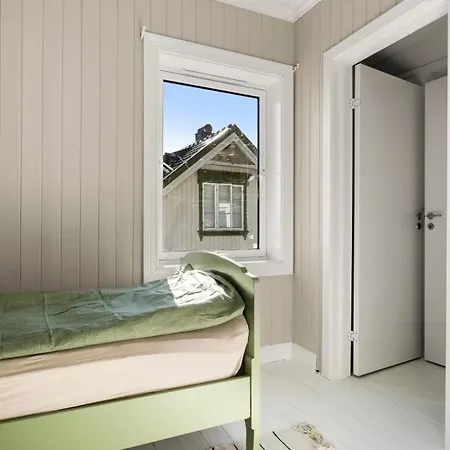 Sentrumsnaer, Tiltalende Enebolig Med Nyoppusset Bad, Carport, Sommerstue, 4 Soverom Casa de Férias *