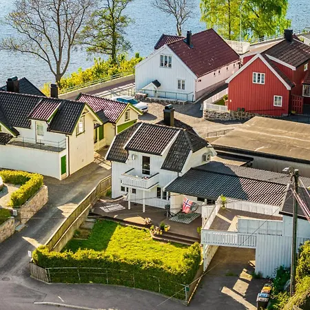 Vakantiehuis Sentrumsnær, Tiltalende Enebolig Med Nyoppusset Bad, Carport, Sommerstue, 4 Soverom Arendal