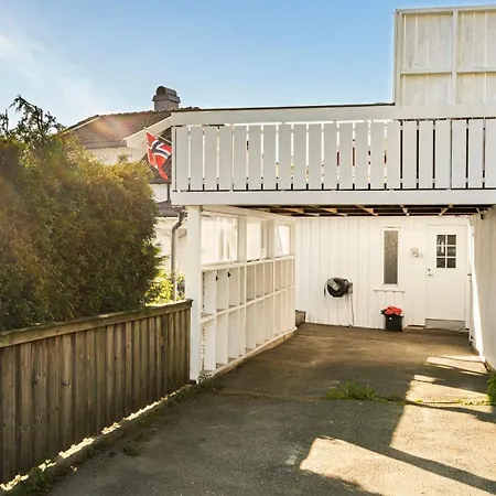Sentrumsnær, Tiltalende Enebolig Med Nyoppusset Bad, Carport, Sommerstue, 4 Soverom * Arendal